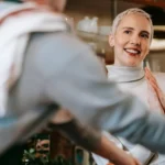 Des amis cuisinent ensemble autour d’une table