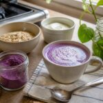 Petit bocal de poudre d’ube avec boisson violette maison dans une cuisine responsable